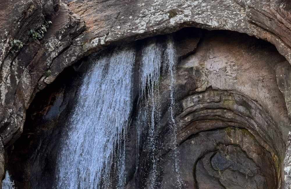 Conheça a cachoeira em Goiás que tem formato de caracol e parece cenário de filme; fotos