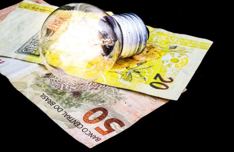 Conta de luz mais cara Aneel mantém bandeira vermelha para julho e com cobrança extra