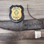 Facão na mão e dívida no papo! Homem é preso após ameaçar matar credor em GO