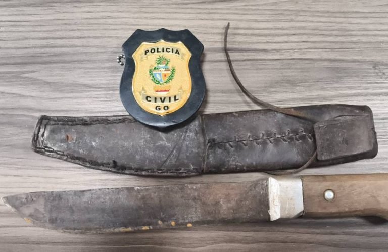 Facão na mão e dívida no papo! Homem é preso após ameaçar matar credor em GO