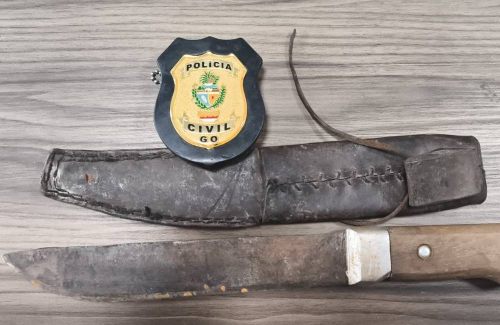 Facão na mão e dívida no papo! Homem é preso após ameaçar matar credor em GO