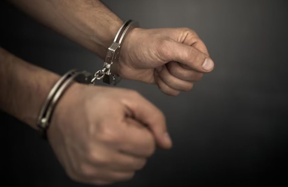 Homem ameaça mulher com arma e a obriga a se despir em Rio Verde