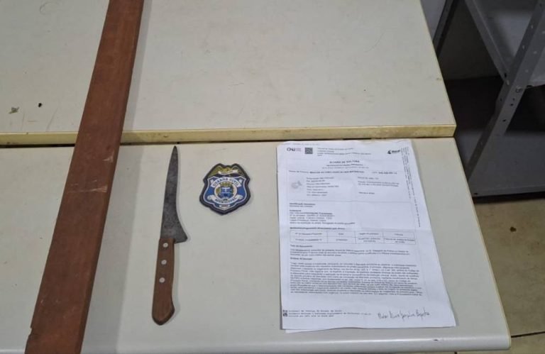 Homem com tornozeleira eletrônica é preso após ameaçar mãe e filha com faca em Jataí
