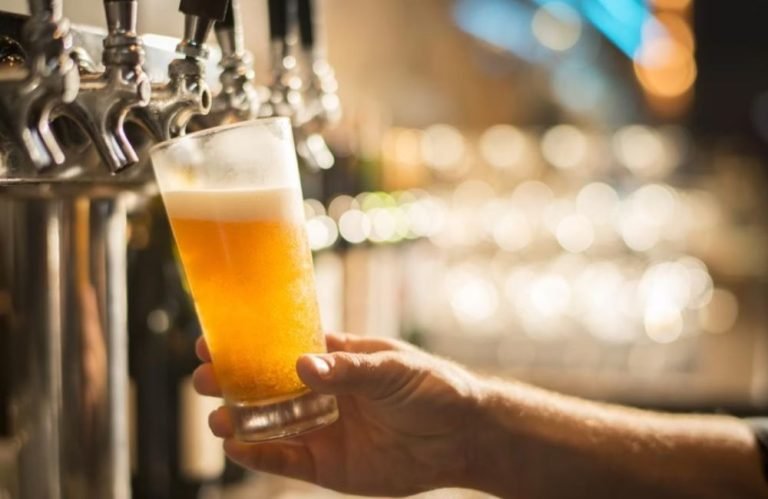 Homem obrigado a beber 4 litros de cerveja por dia processa Ambev