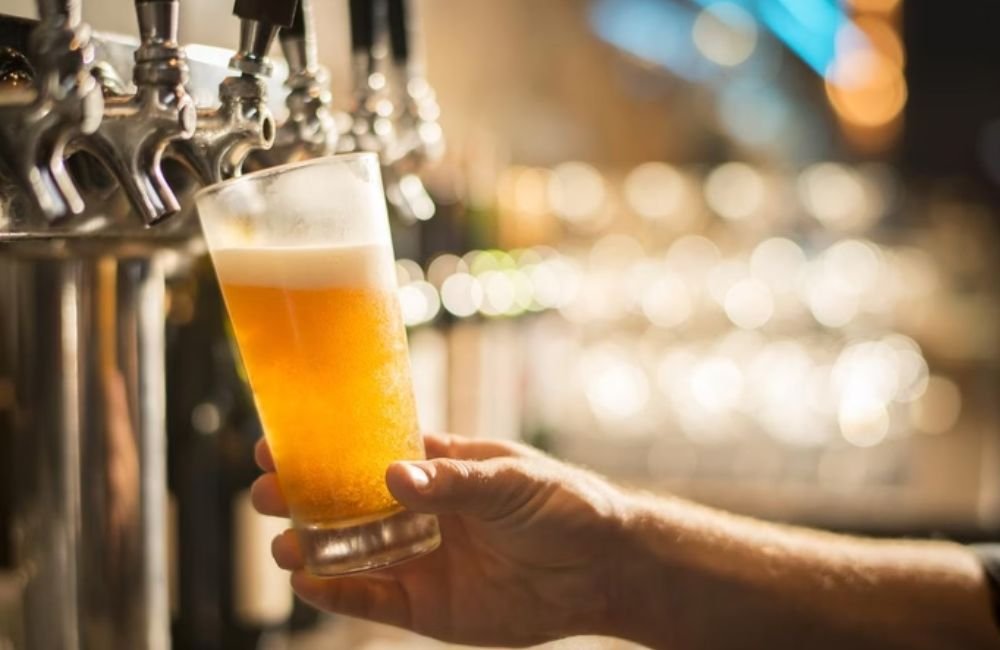 Homem obrigado a beber 4 litros de cerveja por dia processa Ambev