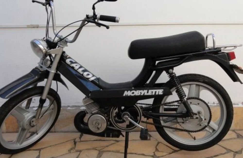 Homem rouba mobilete de idoso e exige bebidas como resgate, em Rio Verde