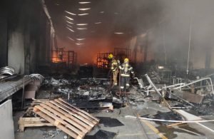 Incêndio atinge galpão de cadeiras de rodas no bairro Jardins Madri, em Goiânia