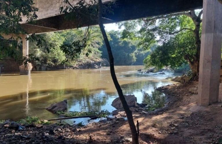 Interdição total na BR-153 em Morrinhos para retirada de caminhão submerso