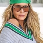 Modelo de 61 anos é eleita por revista a mais bonita do mundo; veja fotos