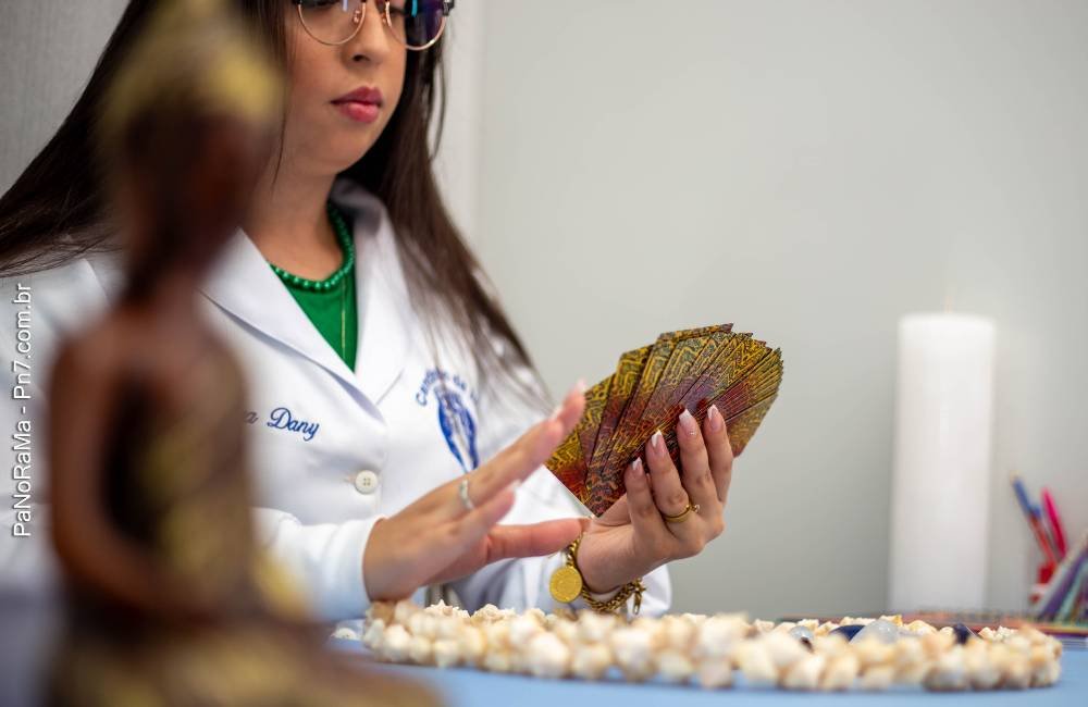 Consultas com tarô e búzios com a Taróloga Dany ajudam pessoas a tomarem decisões com mais clareza
