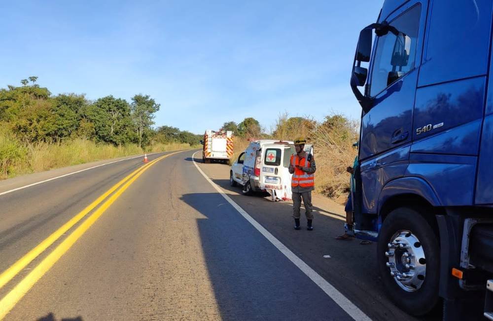 Tragédia na BR-364 Colisão entre ambulância e caminhões mata duas enfermeiras em Mineiros