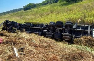 Trecho da BR-452 será interditado nesta quinta-feira para destombamento de caminhão