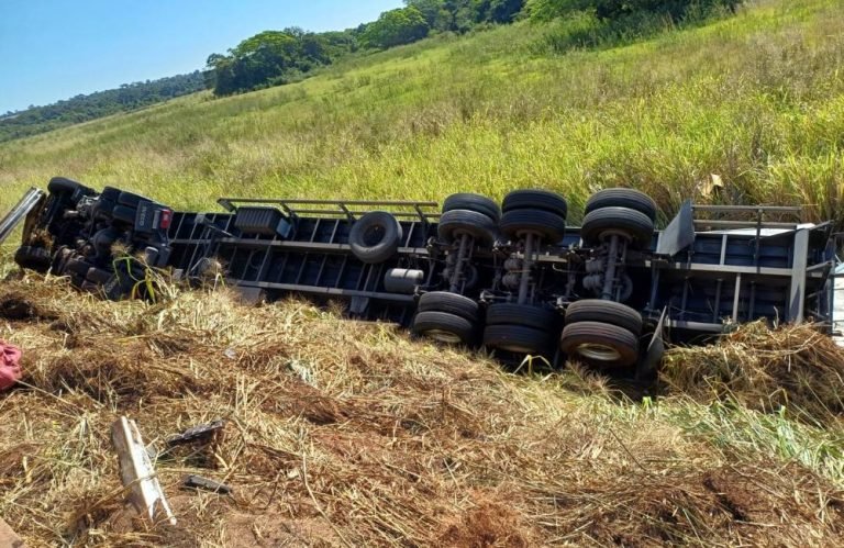 Trecho da BR-452 será interditado nesta quinta-feira para destombamento de caminhão
