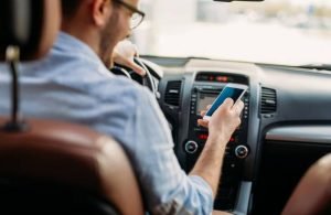 Uso do celular ao dirigir sobe em 400% risco de acidentes de trânsito