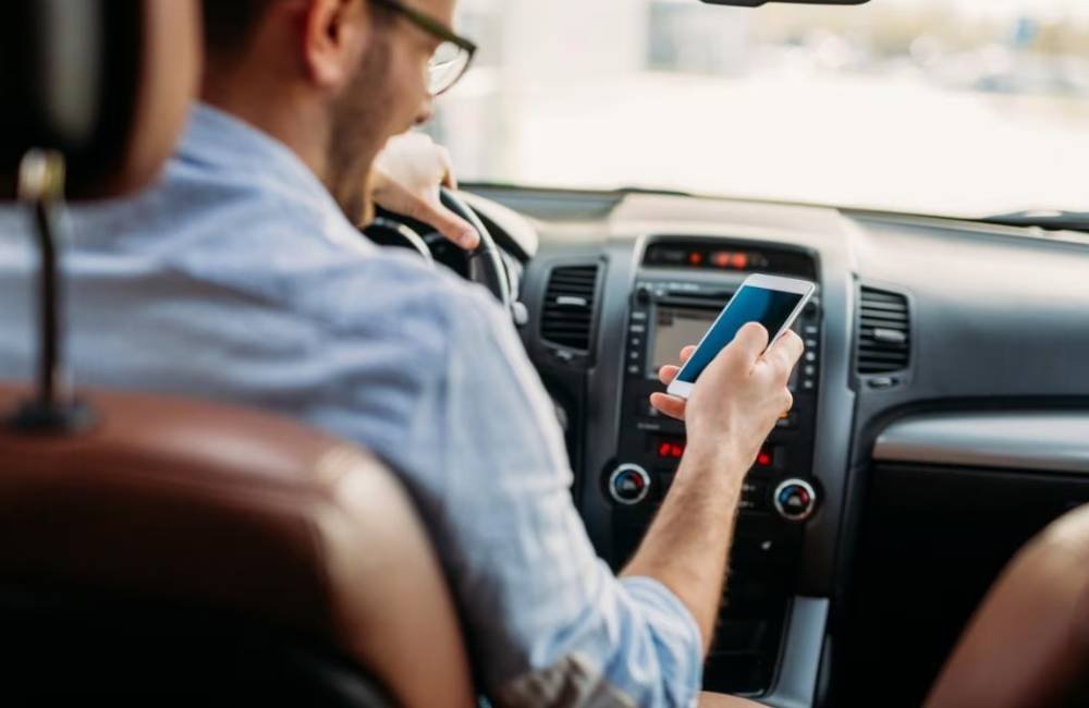 Uso do celular ao dirigir sobe em 400% risco de acidentes de trânsito