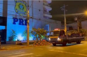 VÍDEO PRF e PMGO prendem jovem por manobras perigosas em frente à sede da PRF em Goiânia