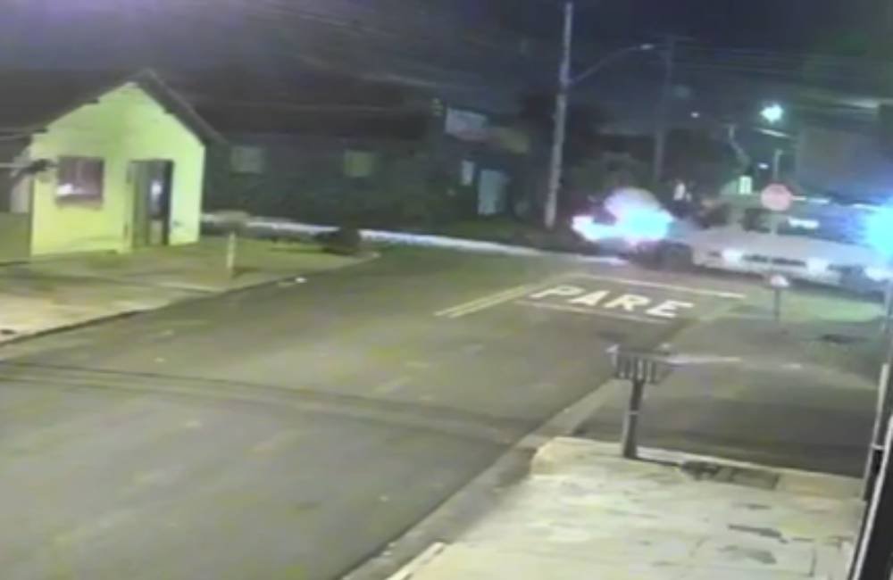 VÍDEO Picape não respeita sinalização e bate de frente com van no bairro Dom Abel, em Jataí