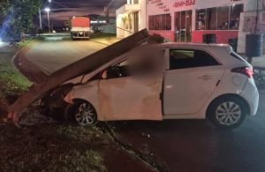 Veículo colide com poste de energia no setor Buena Vista, em Mineiros
