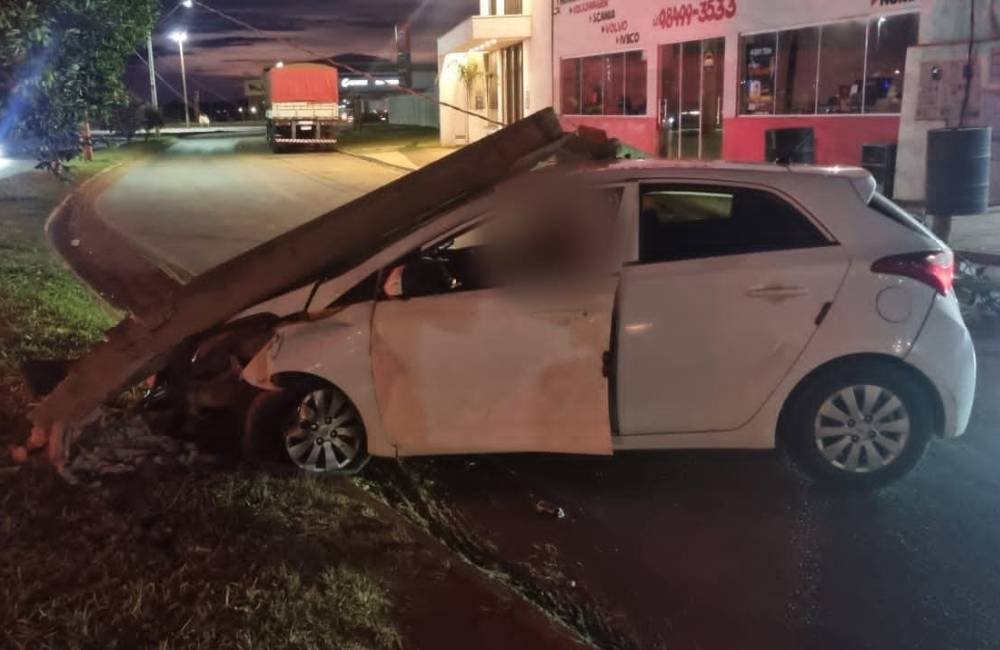 Veículo colide com poste de energia no setor Buena Vista, em Mineiros