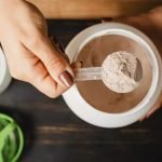 Whey protein Anvisa suspende lote de suplemento por presença de glúten; saiba qual