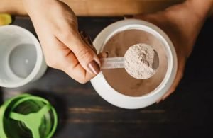 Whey protein Anvisa suspende lote de suplemento por presença de glúten; saiba qual