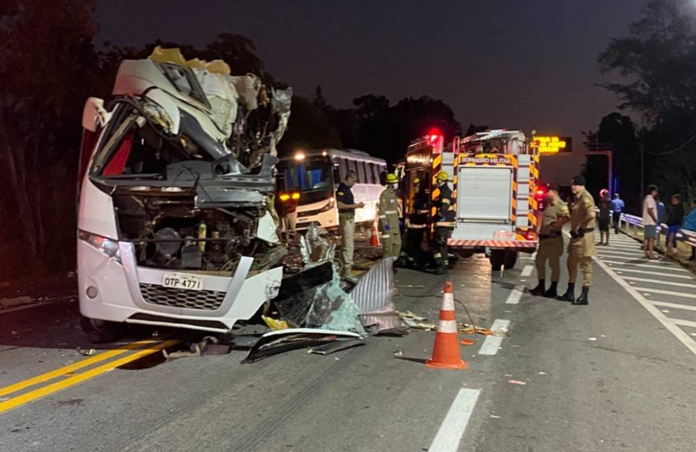 Acidente envolvendo 3 veículos deixa ao menos 5 mortos em Goiás