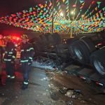 Bombeiros atuam em resgate de vítima presa às ferragens após caminhão tombar em Itumbiara