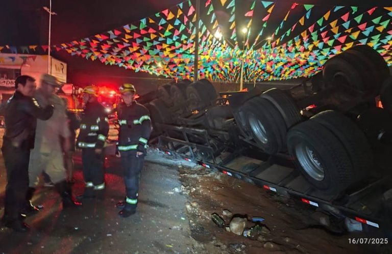 Bombeiros atuam em resgate de vítima presa às ferragens após caminhão tombar em Itumbiara