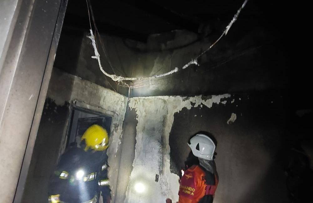Bombeiros combatem incêndio de grandes proporções em residência no setor Cidade Jardim, em Goiânia