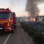 Bombeiros combatem incêndio em veículo e vegetação na BR-153, próximo a Rochedinho