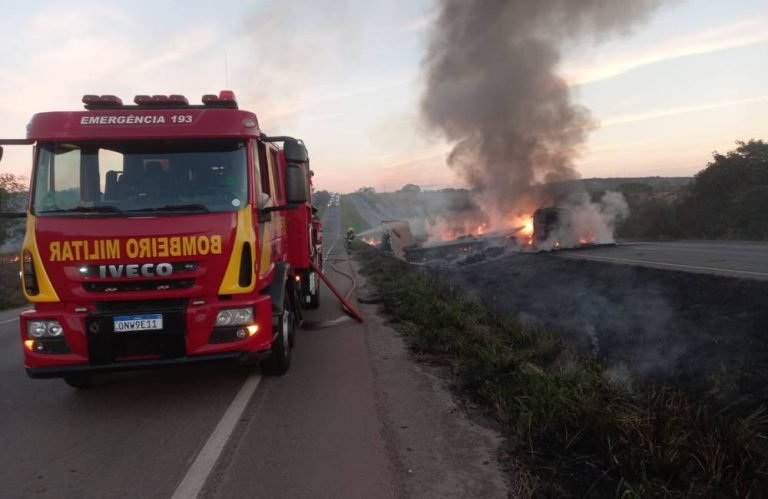 Bombeiros combatem incêndio em veículo e vegetação na BR-153, próximo a Rochedinho