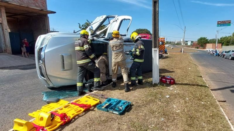 Bombeiros de Morrinhos resgatam homem ferido após tombamento de caminhonete no anel viário