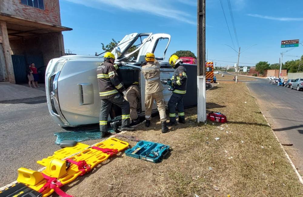 Bombeiros de Morrinhos resgatam homem ferido após tombamento de caminhonete no anel viário