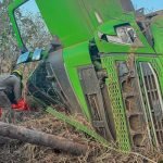 Bombeiros resgatam vítima de capotamento de caminhão na GO-164, em São Miguel do Araguaia