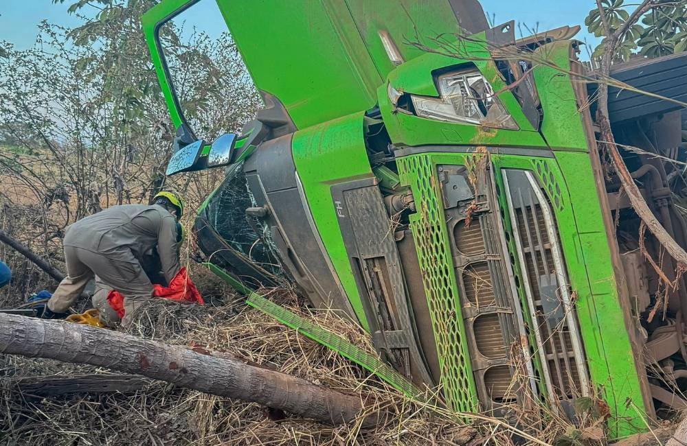 Bombeiros resgatam vítima de capotamento de caminhão na GO-164, em São Miguel do Araguaia
