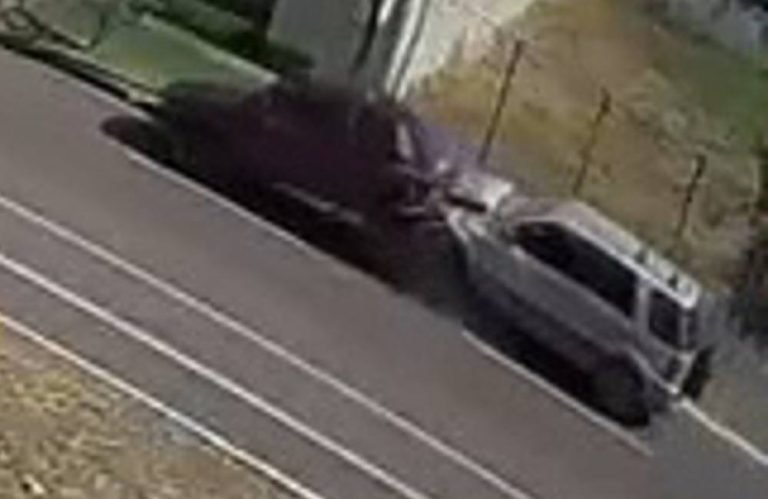Câmeras flagram momento em que carro estacionado é arremessado após colisão no setor Brisas, em Jataí