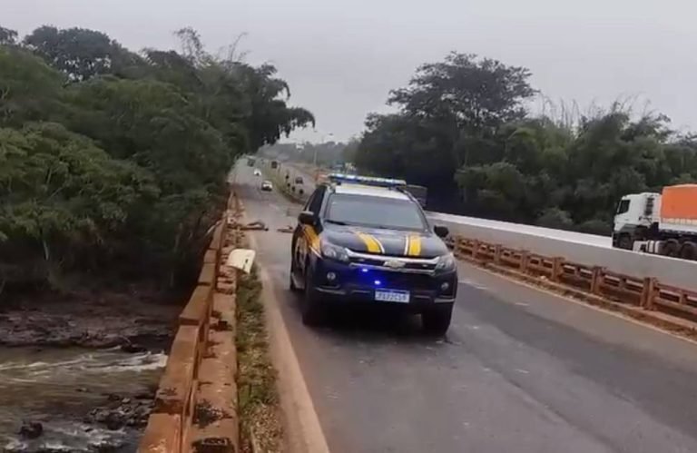 Caminhão cai de ponte na BR-364 entre Mineiros e Jataí; motorista morre preso às ferragens