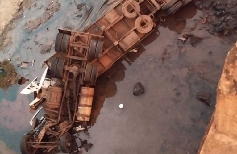 Caminhão cai de ponte que passa sobre o Rio Claro, na BR-364, em Jataí
