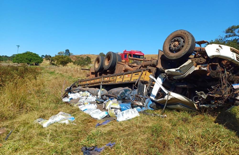 Caminhão capota após perder freio na GO-194, em Portelândia