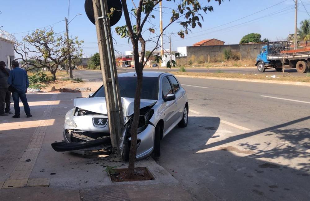 Colisões com postes derrubam em média 10 estruturas por dia em Goiás e acendem alerta da Equatorial