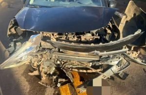 Condutor foge após colisão em cruzamento; veículo é apreendido por documentação irregular
