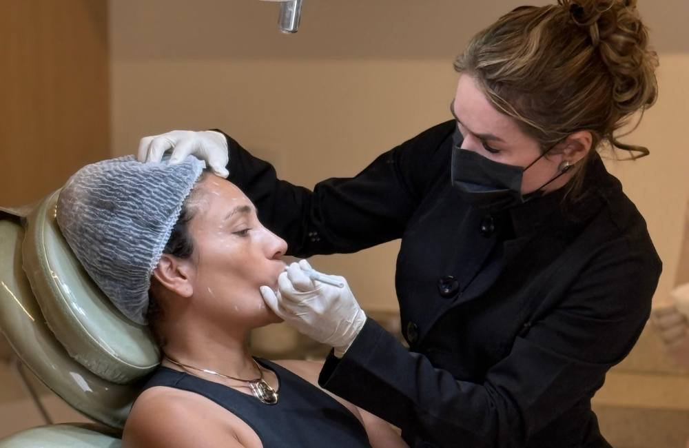 Dra. Cristiane Assis realiza procedimento com toxina botulínica no Complexo Domo