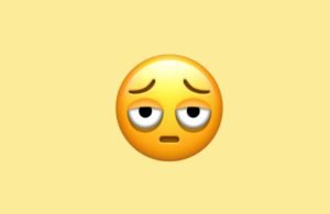 Emoji com olheiras é eleito o mais representativo de 2025 nas redes sociais