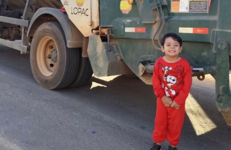 GO Menino que comemorou aniversário com garis possui coleção de caminhões de lixo