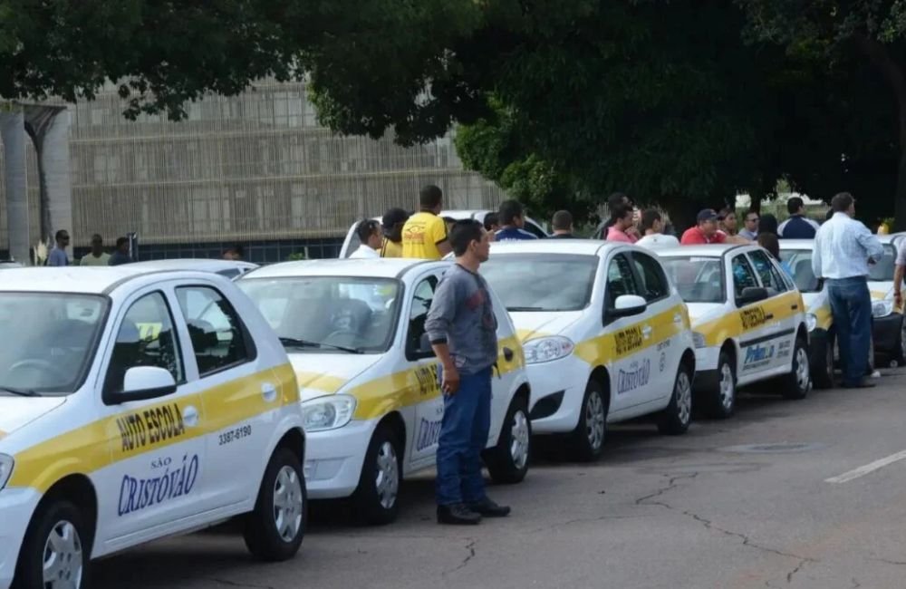 Governo estuda acabar com obrigação de autoescola para carteira de motorista, diz ministro