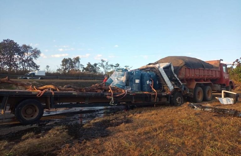 Grave acidente entre caminhões mobiliza Bombeiros na BR-060, próximo a Alexânia