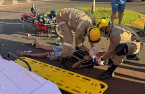 Grave acidente entre carro e moto deixa dois feridos no Setor Santa Maria, em Jataí