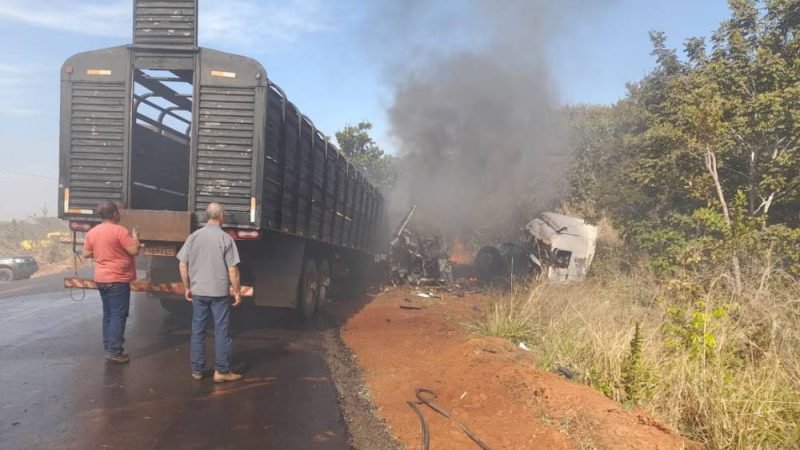 Grave colisão entre carretas deixa dois mortos na GO-184, próximo a Itumirim