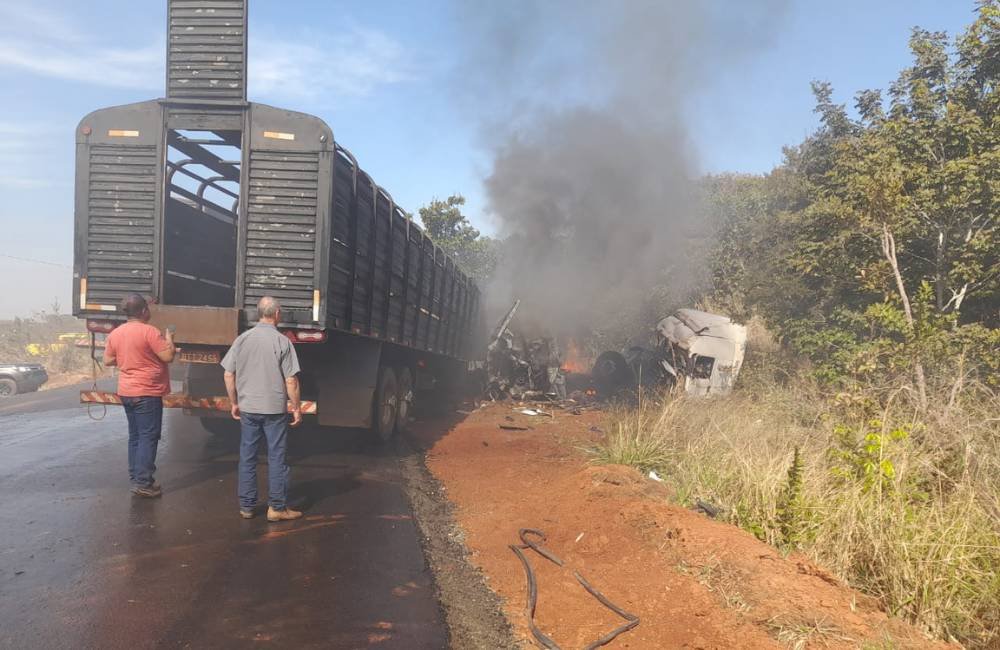 Grave colisão entre carretas deixa dois mortos na GO-184, próximo a Itumirim