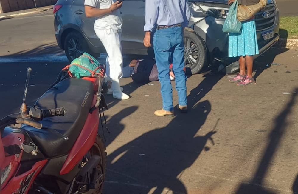 Idoso fica em estado grave após colisão com carro em avenida movimentada de Jataí